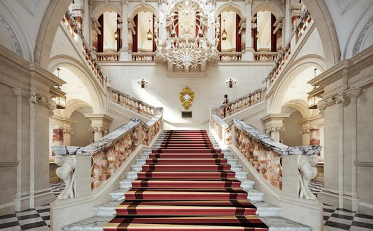 Klatka schodowa w hotelu.