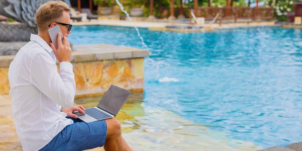 Wyjechał na pracę zdalną do Tajlandii, naraził firmę na milionową karę? Jest wyrok sądu