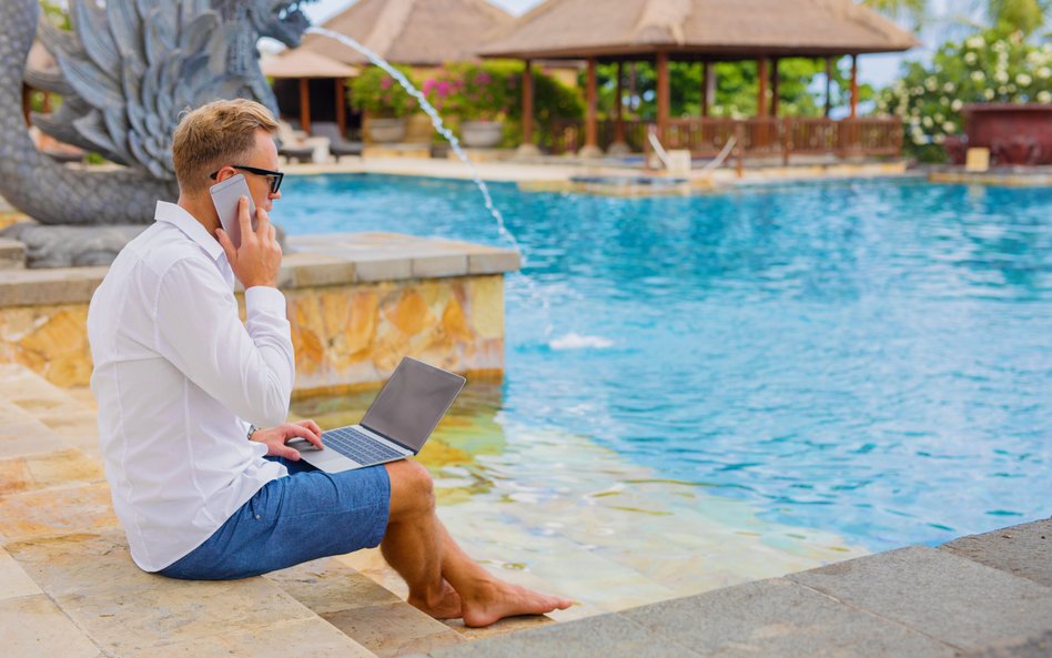 Wyjechał na pracę zdalną do Tajlandii, naraził firmę na milionową karę? Jest wyrok sądu