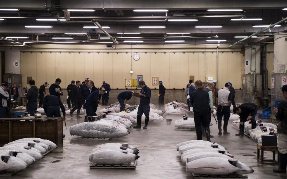 Ostatni aukcja tuńczyka na starym rynku rybnym Tsukiji w Tokio