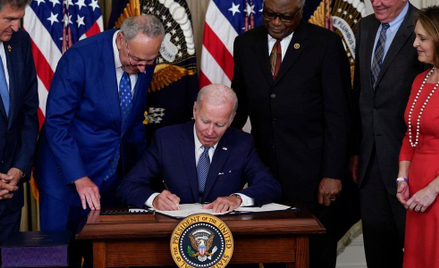Joe Biden podczas podpisania ustawy o redukcji inflacji (IRA) w Waszyngtonie 16 sierpnia ub.r.