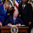 Joe Biden podczas podpisania ustawy o redukcji inflacji (IRA) w Waszyngtonie 16 sierpnia ub.r.