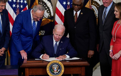 Joe Biden podczas podpisania ustawy o redukcji inflacji (IRA) w Waszyngtonie 16 sierpnia ub.r.