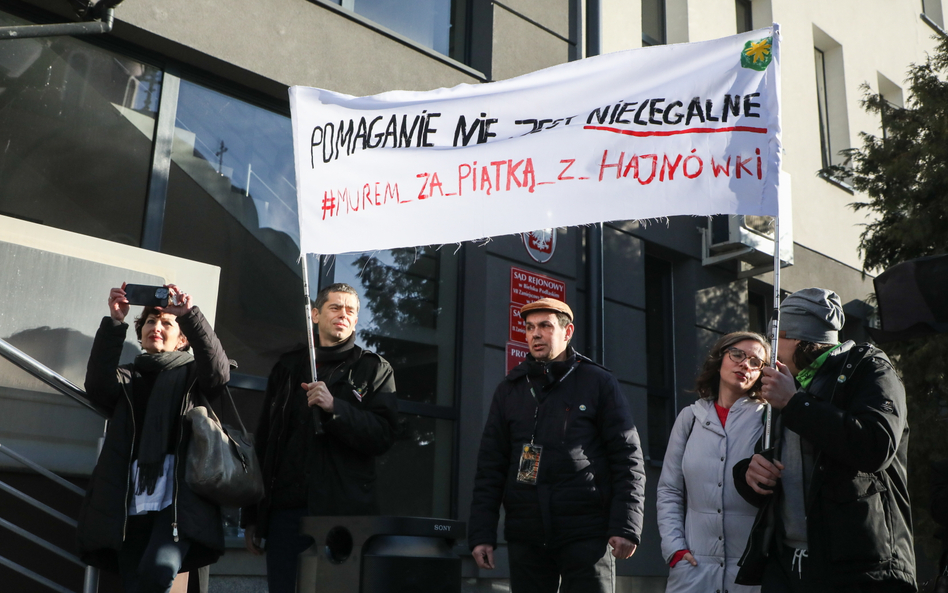 Protestujący przed Sądem Rejonowym w Hajnówce