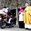 Obaj chłopcy zostali skazani na poprawienie wyników w szkole, pracę społeczną w domu opieki i... ucz
