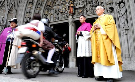 Obaj chłopcy zostali skazani na poprawienie wyników w szkole, pracę społeczną w domu opieki i... ucz
