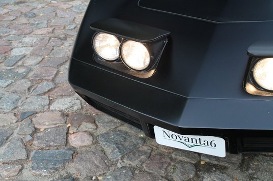 Podwójne reflektory wysuwają się z maski niczym gadzie oczy.