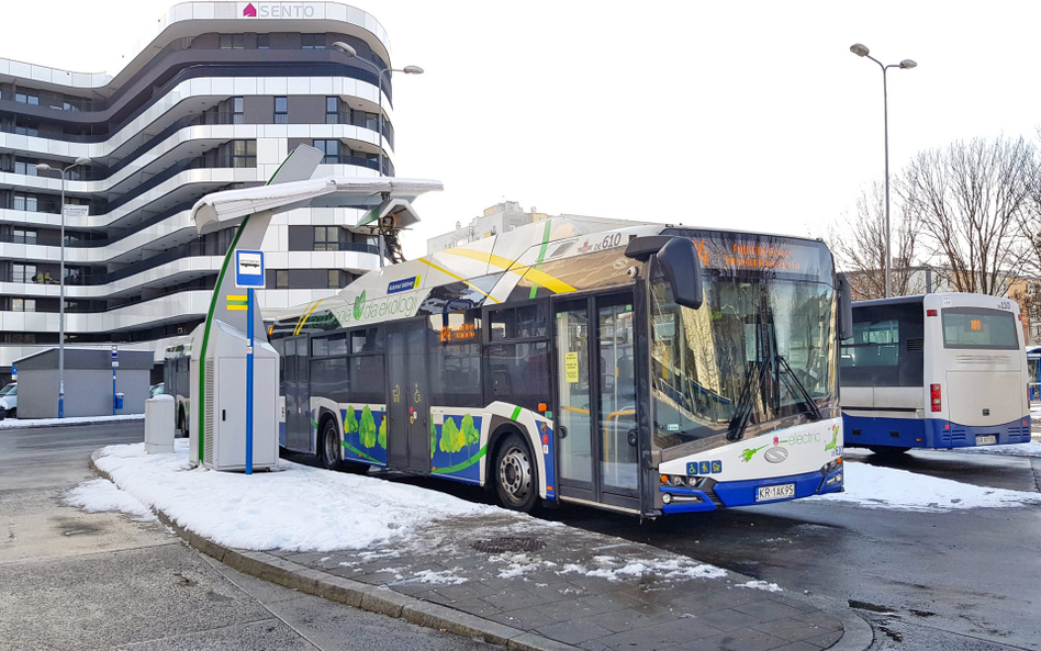 430 e-busów było zarejestrowanych w Polsce na koniec 2020 r. Na zdjęciu elektryczny autobus na ulica