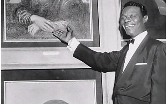 Nat King Cole pokazuje portret Mona Lisy, o której zaśpiewał w 1950 r. Za ten utwór otrzymał nagrodę