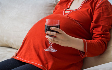 Rzecznik praw dziecka chce kar dla kobiet za picie alkoholu w ciąży