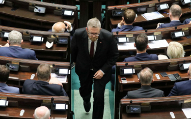 Kilkunastu posłów bez maseczek w Sejmie, wyrzucony tylko Grzegorz Braun