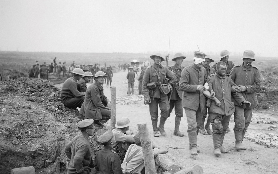 Okaleczeni niemieccy żołnierze wzięci do brytyjskiej niewoli w bitwie nad Sommą, 3 września 1916 r. 