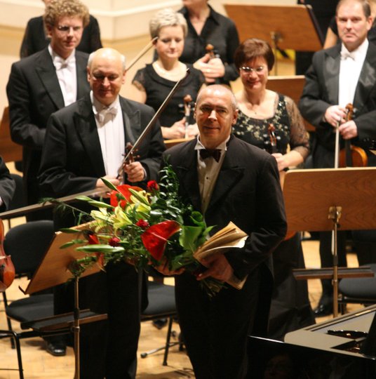 Ivo Pogorelić (z bukietem kwiatów) podczas rozpoczęcia piątej edycji Festiwalu Muzyki Polskiej. Krak