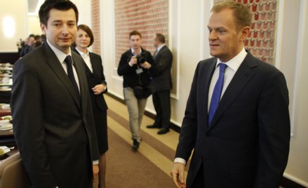 Premier czyści sobie buty marynarką ministra
