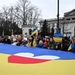 Demonstracja przed rosyjską ambasadą w Warszawie w rocznicę inwazji Moskwy na Ukrainę.