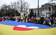 Demonstracja przed rosyjską ambasadą w Warszawie w rocznicę inwazji Moskwy na Ukrainę.