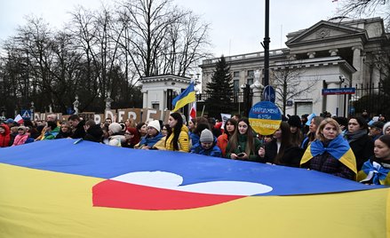 Demonstracja przed rosyjską ambasadą w Warszawie w rocznicę inwazji Moskwy na Ukrainę.
