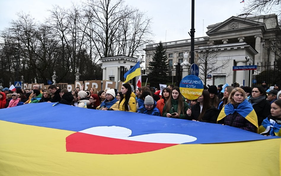 Demonstracja przed rosyjską ambasadą w Warszawie w rocznicę inwazji Moskwy na Ukrainę.