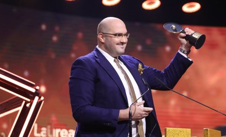 Dyrektor Telewizyjnej Agencji Informacyjnej Jarosław Olechowski odbiera Negrodę Specjalną  Mediów Pu