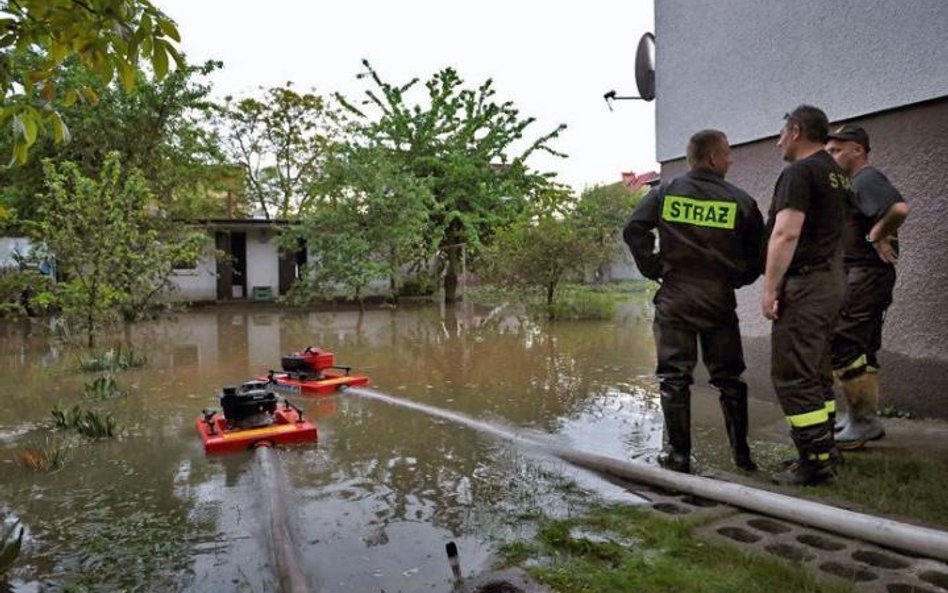 We Włocławku zalane zostały niektóre ulice. Na zdjęciu podtopione domy w dzielnicy Zawiśle