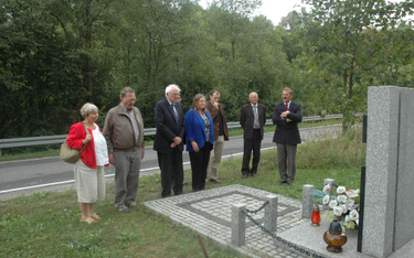 Senator Sanders, jego brat, i ich żony pod pomnikiem poświęconym partyzanton z drugiej wojny światow