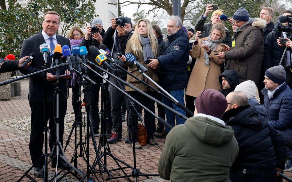 Minister obrony Boris Pistorius twierdzi, że nie tylko Niemcy blokują dostawy leopardów. Ale nazw in