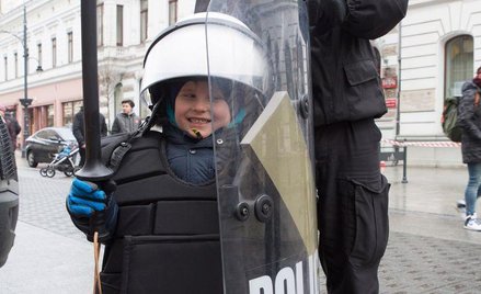 Policja na wszelkie sposoby zachęca do pracy w formacji