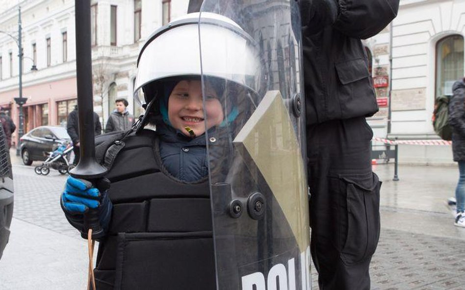 Policja na wszelkie sposoby zachęca do pracy w formacji