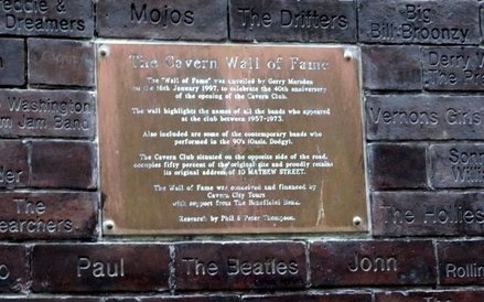 Ściana sławy przy Cavern