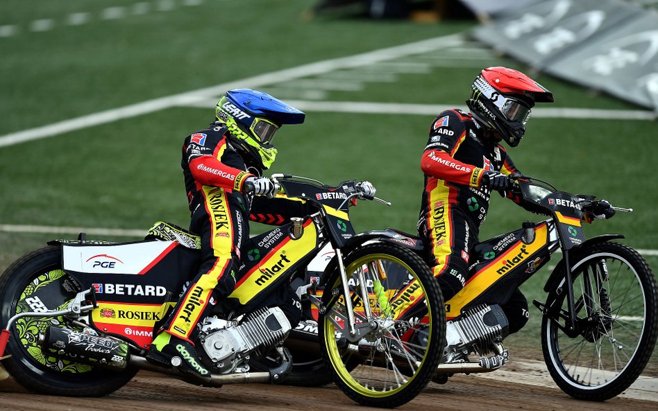 Tai Woffinden (kask czerwony) i Artiom Łaguta (kask niebieski) ze Sparty Wrocław