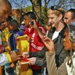 Kapitan reprezentacji RPA Aaron Mokoena rozdaje autografy po treningu