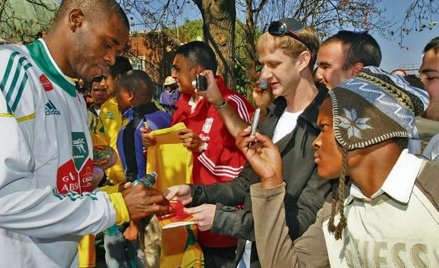 Kapitan reprezentacji RPA Aaron Mokoena rozdaje autografy po treningu