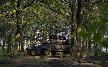 Ukraińscy żołnierze zjeżdżają czołgiem T-64 z linii frontu w pobliżu Bachmutu
