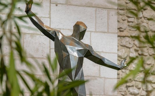 Na wystawie "Kontrasty" figuralne rzeźby Pawła Orłowskiego łączą tradycję ze współczesnym spojrzenie