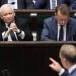 Jarosław Kaczyński słucha wypowiedzi Donalda Tuska