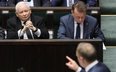 Jarosław Kaczyński słucha wypowiedzi Donalda Tuska