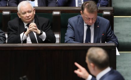 Jarosław Kaczyński słucha wypowiedzi Donalda Tuska