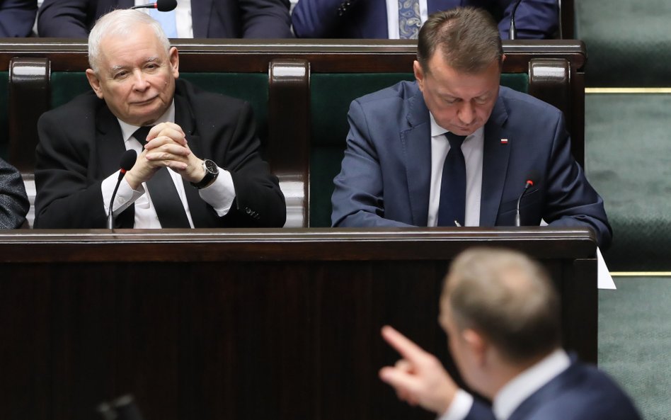 Jarosław Kaczyński słucha wypowiedzi Donalda Tuska