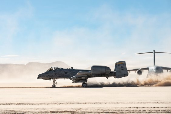 Samolot A-10 Thunderbolt II ląduje w warunkach polowych na wyschniętym dnie jeziora w rejonie Alamo 