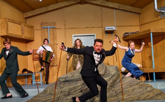 "Szczyt" Christopha Marthalera, wyprodukowany przez Théâtre Vidy-Lausanne