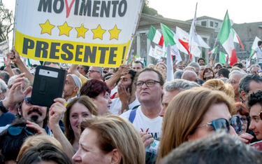 Włochy, demonstracja zwolenników współrządzącego Ruchu Pięciu Gwiazd, który nie chce reform i obiecu