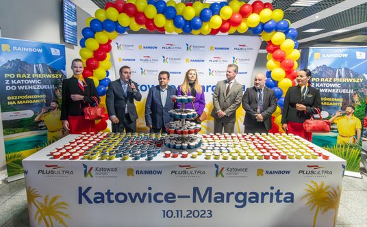 Pierwszemu wylotowi do nowego kraju na lotnisku nadano uroczysty charakter