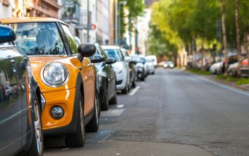 Mieszkańcy Warszawy mogą korzystać z rejonowego lub obszarowego abonamentu parkingowego