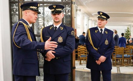 Straż Marszałkowska z bronią gotową do strzału