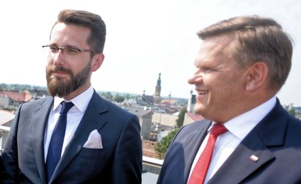 Radosław Fogiel (z prawej) kpił, że komuś Pegasus pomylił się z konsolą do gry znalezioną na strychu