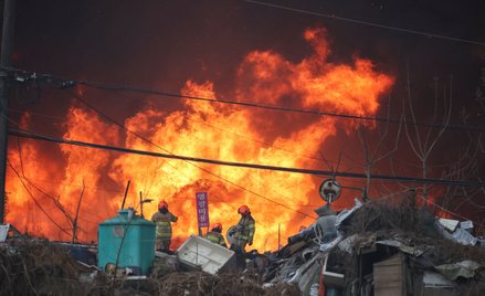 Ponad tysiąc strażaków walczyło z pożarem w slumsach Seulu
