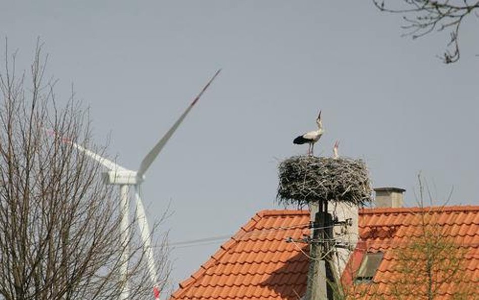 Brakuje przepisów o bezpiecznej odległości farm wiatrowych od zabudowań