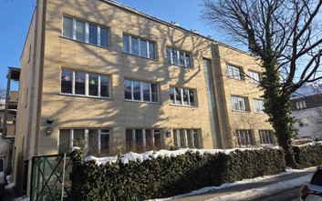 Bliźniacze, galeriowe budynki na Ochocie (Rudawska 4, Solariego 5) zaprojektowano w duchu funkcjonal