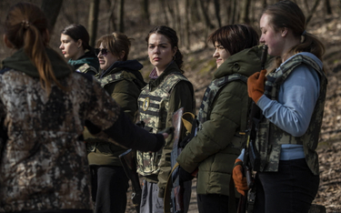 Grupa kobiet w trakcie szkolenia wojskowego, zorganizowanego przez ukraińską organizację pozarządową