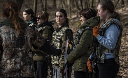 Grupa kobiet w trakcie szkolenia wojskowego, zorganizowanego przez ukraińską organizację pozarządową